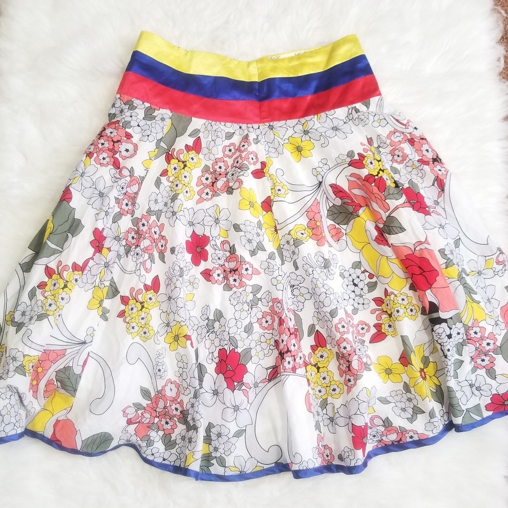 Spicy girl circle floral pattern multicolor skirt.